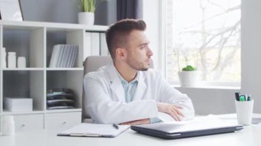 Doktor muayenehanede çalışıyor. Bir hastanede ya da klinikte profesyonel bir terapistin işyeri. Sağlık ve Tıp Konsepti.