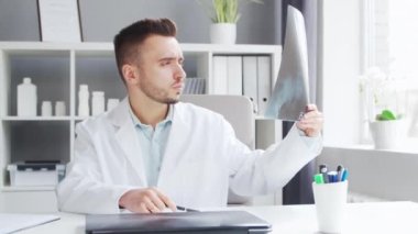 Doktor muayenehanede çalışıyor. Bir hastanede ya da klinikte profesyonel bir terapistin işyeri. Sağlık ve Tıp Konsepti.