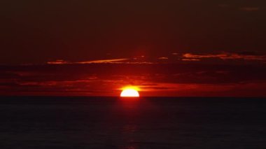 Sunset ve Cumulus Bulutları Güzel Mavi Gökyüzünde Uçuyor. Denizde Güneş Şafağı. Hava Durumu, İklim Değişikliği ve Küresel Isınma kavramı.