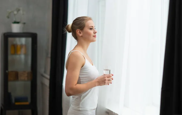 Mladá Žena Bílém Spodním Prádle Stojí Před Oknem Dívá Něj — Stock fotografie
