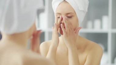 Genç Kız, Tuvalette Makyaj Aynası 'nın önünde oturuyor ve cilt kremi sürüyor. Güzel kadın kozmetik yenileme prosedürleri uyguluyor. Sağlık ve Güzellik Konsepti.