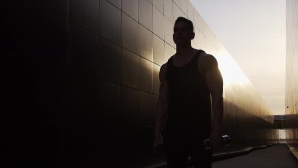 Junger Muskulöser Mann Treibt Draußen Bei Sonnenuntergang Sport Training Eines — Stockvideo
