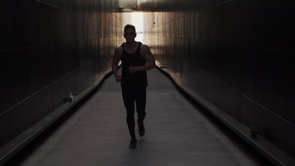 Sunset Spor Yapan Genç Kaslı Adam Genç Güçlü Bir Sporcunun — Stok video