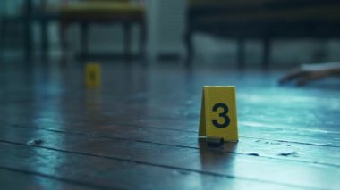 Bir Ölenler Evi 'nde Bir Olay Yeri İnceleme. Ölü adam, Polis Hattı, İpuçları ve Kanıtlar. Seri katil ve dedektif soruşturması kavramı.