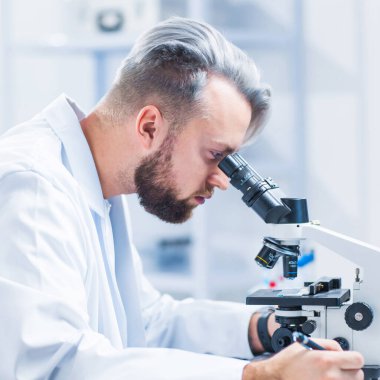 Modern Fütürist Laboratuvarında Maymun Çiçeği Araştırması Yapan Profesyonel Doktorlar. Klinik Hastanesi 'nde laboratuvar deneyleri. Bilim ve Tıp Konsepti.