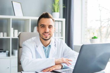 Doktor muayenehanede çalışıyor. Bir hastanede ya da klinikte profesyonel bir terapistin işyeri. Sağlık ve Tıp Konsepti.