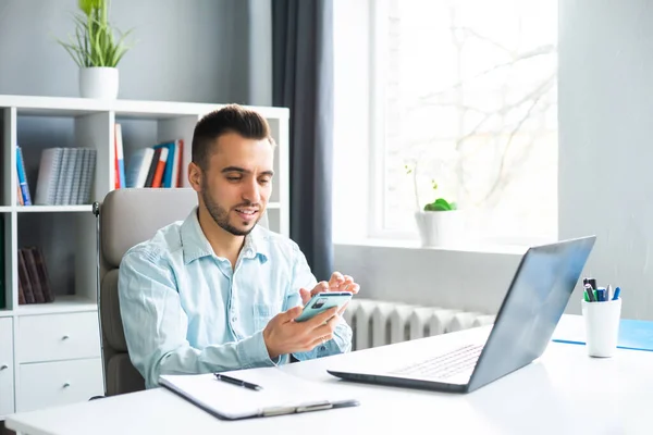 Jongeman Werkt Terwijl Hij Thuis Voor Een Computer Zit Werkplek — Stockfoto