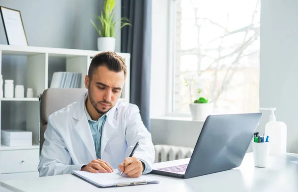 Docteur Travaille Bureau Médical Lieu Travail Thérapeute Professionnel Dans Hôpital — Photo