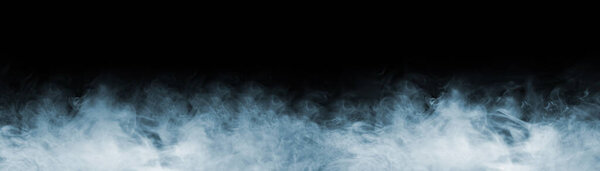 Абстрактная текстура дыма на темном черном фоне. Туман в темноте. Естественный шаблон.