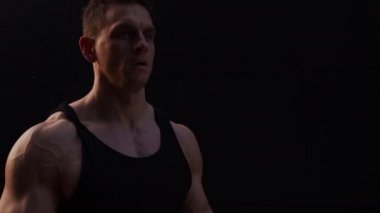 Sunset 'te spor yapan genç kaslı adam. Genç ve güçlü bir sporcunun eğitimi. Fitness ve Sağlıklı Yaşam Konsepti.