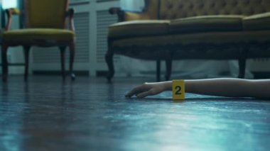 Bir Ölenler Evi 'nde Bir Olay Yeri İnceleme. Ölü adam, Polis Hattı, İpuçları ve Kanıtlar. Seri katil ve dedektif soruşturması kavramı.