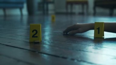 Bir Ölenler Evi 'nde Bir Olay Yeri İnceleme. Ölü adam, Polis Hattı, İpuçları ve Kanıtlar. Seri katil ve dedektif soruşturması kavramı.