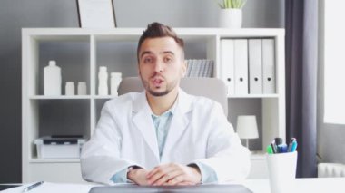 Doktor muayenehanede çalışıyor. Bir hastanede ya da klinikte profesyonel bir terapistin işyeri. Sağlık ve Tıp Konsepti.