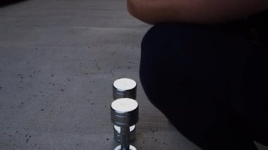 Sunset 'te spor yapan genç kaslı adam. Genç ve güçlü bir sporcunun eğitimi. Fitness ve Sağlıklı Yaşam Konsepti.