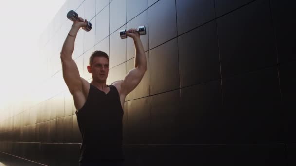 Young Muscular Man Melakukan Olahraga Luar Saat Matahari Terbenam Pelatihan — Stok Video
