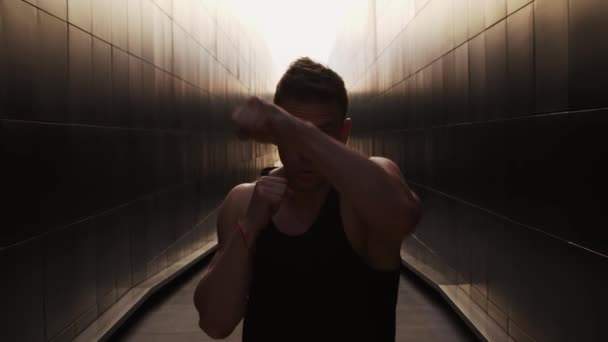 Junger Muskulöser Mann Treibt Draußen Bei Sonnenuntergang Sport Training Eines — Stockvideo