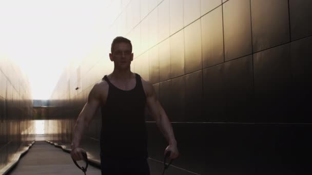 Young Muscular Man Doing Sports Sunset Inglês Treinamento Jovem Atleta — Vídeo de Stock