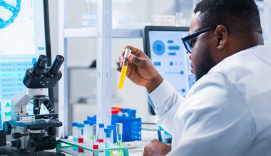 Maymun Çiçeği Araştırma Laboratuarı. Modern Fütürist Laboratuvarının Profesyonel İşçileri. Maymun Çiçeği Deneyleri Klinik Hastanesinde. Bilim ve Modern Teknoloji kavramı.