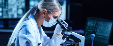 Modern Fütürist Laboratuvarında Maymun Çiçeği Araştırması Yapan Profesyonel Doktorlar. Klinik Hastanesi 'nde laboratuvar deneyleri. Bilim ve Tıp Konsepti.