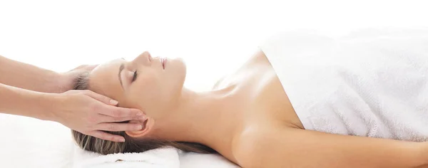 Junge Schöne Und Gesunde Frau Wellnesssalon Traditionelle Massagetherapie Und Hautpflege — Stockfoto