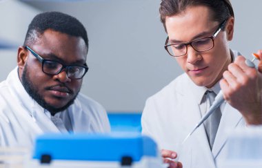 Maymun Çiçeği Araştırma Laboratuarı. Modern Fütürist Laboratuvarının Profesyonel İşçileri. Maymun Çiçeği Deneyleri Klinik Hastanesinde. Bilim ve Modern Teknoloji kavramı.