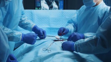 Profesyonel tıp cerrahlarından oluşan çok ırklı bir ekip modern bir hastanede yüksek teknolojili ekipmanlar kullanarak cerrahi operasyon gerçekleştiriyor. Doktorlar hastayı kurtarmaya çalışıyor. Tıp kavramı, sağlık ve