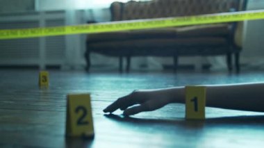 Bir Ölenler Evi 'nde Bir Olay Yeri İnceleme. Ölü adam, Polis Hattı, İpuçları ve Kanıtlar. Seri katil ve dedektif soruşturması kavramı.