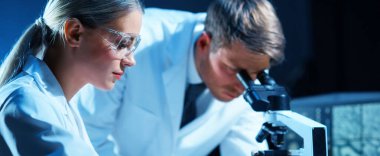 Modern Fütürist Laboratuvarında Maymun Çiçeği Araştırması Yapan Profesyonel Doktorlar. Klinik Hastanesi 'nde laboratuvar deneyleri. Bilim ve Tıp Konsepti.