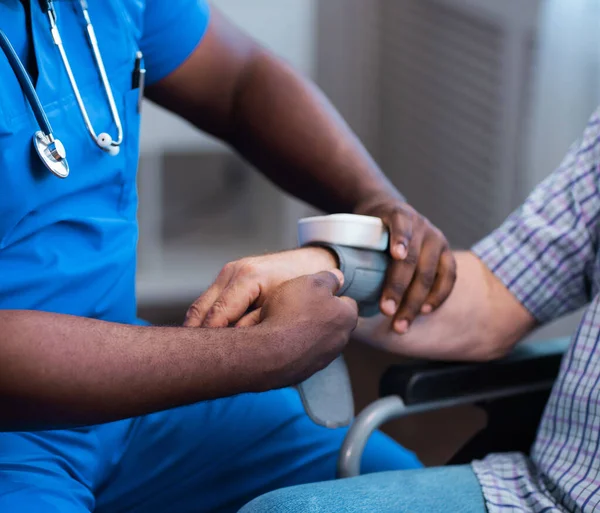 Professional Doctor Helps Elderly Man Chronic Diseases Therapist Patient Home — Stockfoto