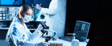 Modern Fütürist Laboratuvarında Maymun Çiçeği Araştırması Yapan Profesyonel Doktorlar. Klinik Hastanesi 'nde laboratuvar deneyleri. Bilim ve Tıp Konsepti.