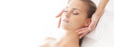 Genç, güzel ve sağlıklı bir kadın spa salonunda. Geleneksel masaj terapisi ve cilt bakımı. Sağlık ve eğlence konsepti.