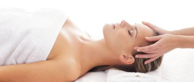 Genç, güzel ve sağlıklı bir kadın spa salonunda. Geleneksel masaj terapisi ve cilt bakımı. Sağlık ve eğlence konsepti.