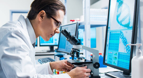 Профессиональные врачи, проводящие исследования оспы в современной футуристической лаборатории. Лабораторные эксперименты в клинической больнице. Концепция науки и медицины.