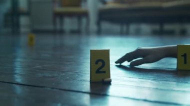 Bir Ölenler Evi 'nde Bir Olay Yeri İnceleme. Ölü adam, Polis Hattı, İpuçları ve Kanıtlar. Seri katil ve dedektif soruşturması kavramı.