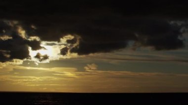 Sunset ve Cumulus Bulutları Güzel Mavi Gökyüzünde Uçuyor. Denizin üstünde güneş doğuyor. Hava Durumu, İklim Değişikliği ve Küresel Isınma kavramı.