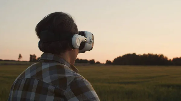 Farmer Virtual Reality Helmet Front Sunset Agricultural Landscape Man Countryside — Stockfoto