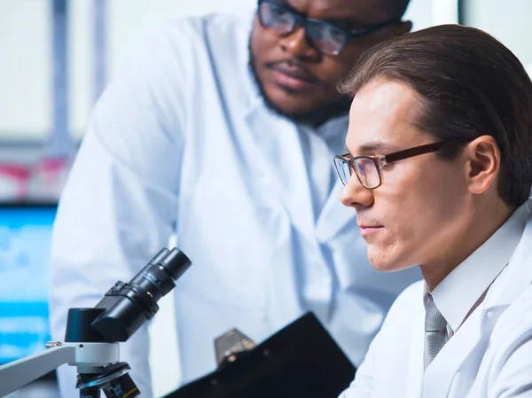 Laboratorio Ricerca Sul Vaiolo Delle Scimmie Lavoratori Professionisti Moderno Laboratorio — Foto Stock