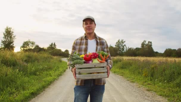 Farmer Vegetable Box Man Walking Countryside Field Concept Country Life — стоковое видео