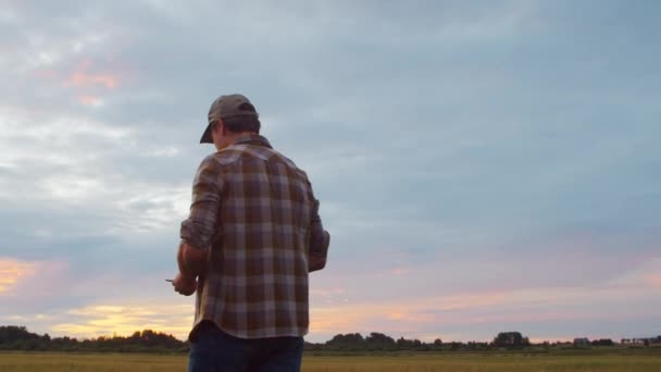 Farmer Tablet Computer Front Sunset Agricultural Landscape Man Countryside Field — Stok video