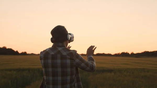 Farmer Virtual Reality Helmet Front Sunset Agricultural Landscape Man Countryside — Zdjęcie stockowe