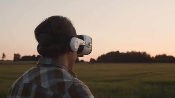 Farmer Virtual Reality Helmet Front Sunset Agricultural Landscape Man Countryside — Vídeo de Stock