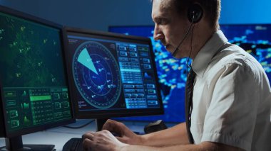 Kontrol kulesindeki profesyonel hava trafik kontrolörünün işyeri. Kafkas uçak kontrol subayı radar, bilgisayar navigasyon ve dijital haritalar kullanarak çalışır. Havacılık ve teknoloji kavramı.
