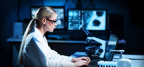 在现代未来学实验室做猴痘研究的专业医生 临床医院的实验室实验 科学与医学的概念 — 图库照片