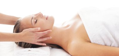 Genç, güzel ve sağlıklı bir kadın spa salonunda. Geleneksel masaj terapisi ve cilt bakımı. Sağlık ve eğlence konsepti.