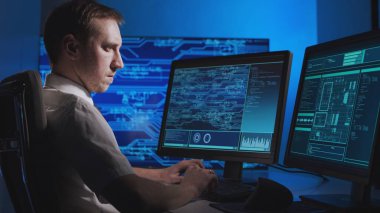 Mikroçip geliştiren bir mühendisin işyeri. Profesyonel kodlayıcı bilgisayar kullanarak modern teknolojiler üzerinde çalışıyor. Gelecekçi kavram.