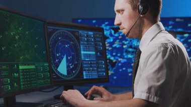 Kontrol kulesindeki profesyonel hava trafik kontrolörünün işyeri. Kafkas uçak kontrol subayı radar, bilgisayar navigasyon ve dijital haritalar kullanarak çalışır. Havacılık ve teknoloji kavramı.
