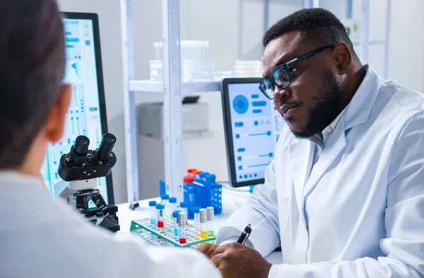 Laboratorio Ricerca Sul Vaiolo Delle Scimmie Lavoratori Professionisti Moderno Laboratorio — Foto Stock