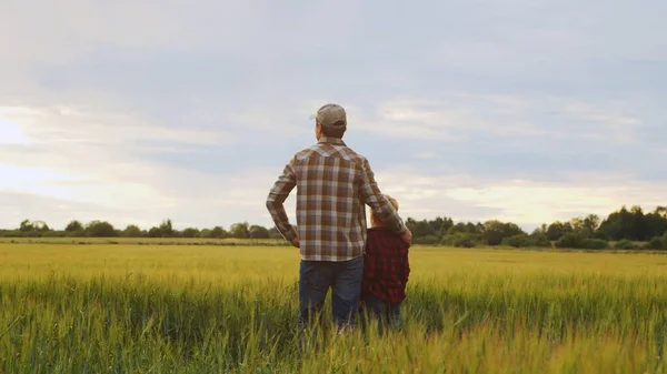 Boer Zijn Zoon Voor Een Zonsondergang Agrarisch Landschap Man Een — Stockfoto