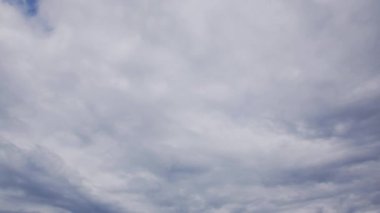 Cumulus Bulutları 'nın Güzel Mavi Gökyüzünde Yüksekte Uçtuğu Zaman. Fırtınadan Önce Doğa. Hava Durumu, İklim Değişikliği ve Küresel Isınma kavramı.