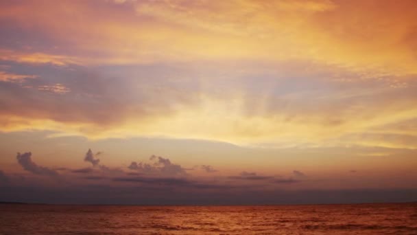 Timelapse Ηλιοβασίλεμα Και Πυκνά Σύννεφα Πετούν Ψηλά Ένα Όμορφο Μπλε — Αρχείο Βίντεο